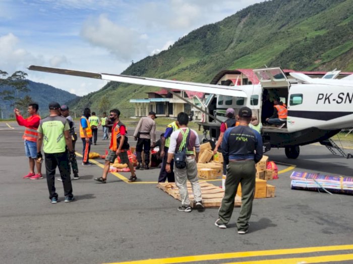 Razia Barang Bawaan Pesawat di Bandara Nabire Papua, Polisi Amankan Puluhan Miras