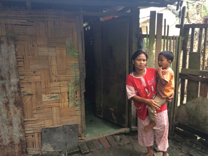 Pilu Eva Agustina, Ibu 3 Anak Tinggal di Gubuk Depan Septic Tank di Desa Citaman Jernih