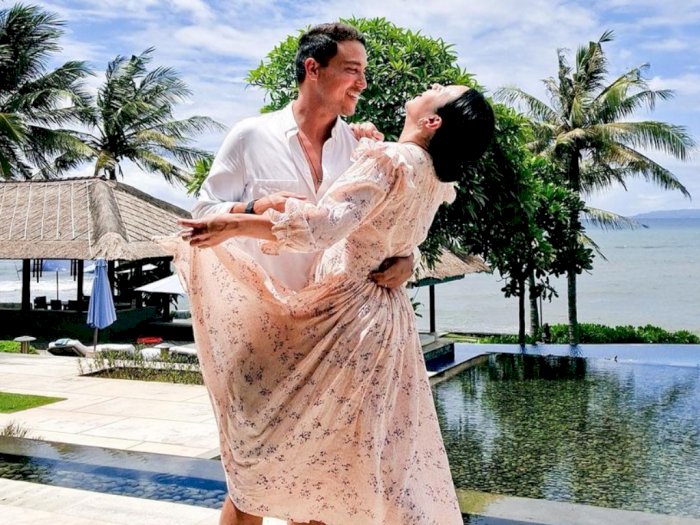 Unggah Foto Mesra Bareng Suami, Sendal Jepit Raisa Bikin Netizen Salfok