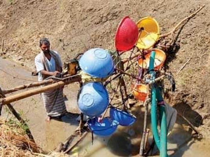 Cuma Gunakan Plastik & Kayu, Petani Ini Berhasil Buat Kincir Air yang Menghasilkan Listrik