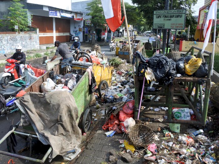 FOTO: Sampah Menumpuk di Jember Akibat Truk Pengangkut Tak Beroperasi
