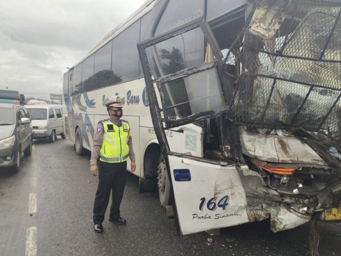 Bus dan Truk Tabrakan di Jalan Lintas Tanjung Morawa, Seorang Sopir Alami Luka-luka
