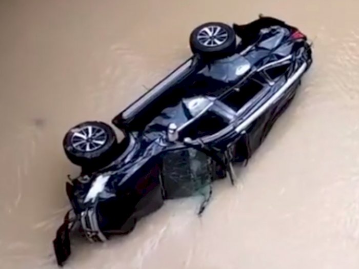 Miris! Begini Kondisi Mobil Pajero Sport Setelah Terjun Bebas ke Sungai