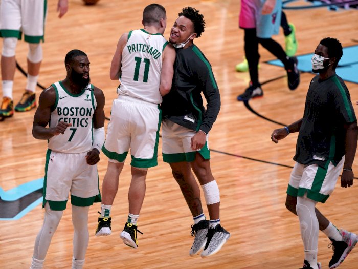 FOTO: Boston Celtics vs Miami Heat 107-105, Pritchard Selamatkan Celtics