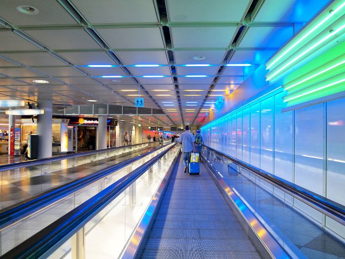 Mudahkan Pejalan Kaki di Bandara, Ini Dia Ketentuan Pakai Travelator