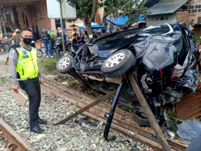 Sebuah Mobil Penumpang Ditabrak Kereta Api di Binjai, Sang Sopir Alami Luka-luka