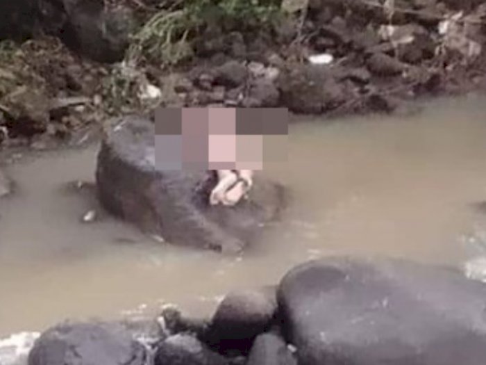 Mayat Wanita Tanpa Busana Ditemukan Tersangkut di Batu Sungai Martopuro