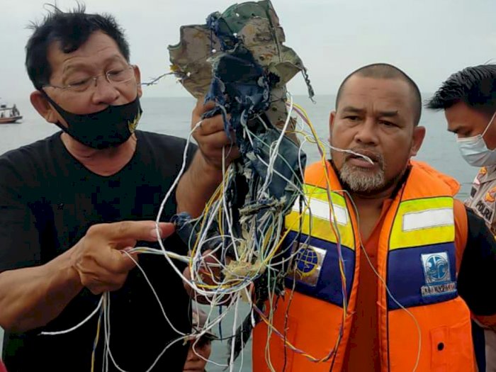 Penampakan Puing-puing Pesawat Sriwijaya Air, Diduga Meledak di Udara