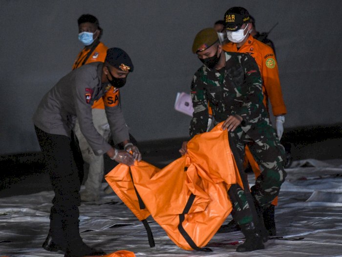 Potret Pilu Jenazah Korban Pesawat Sriwijaya Air Diangkut Petugas, Tak Lagi Utuh