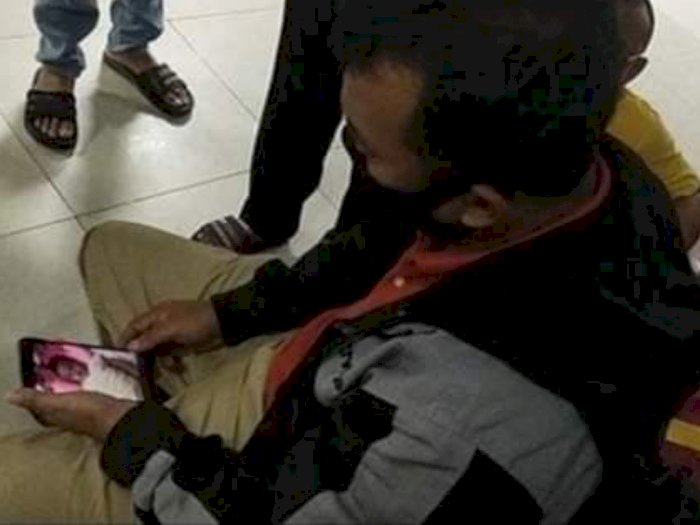 Sedihnya Yaman Zai Pandangi Foto Bayinya yang Baru Lahir, Korban Pesawat Sriwijaya Air