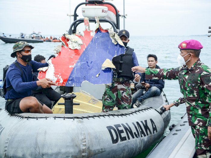 FOTO: Penemuan Serpihan dan Properti Penumpang Pesawat Sriwijaya Air
