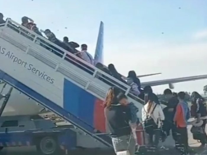 Viral Video Detik-detik Penumpang Sriwijaya Air SJ-182 Masuk ke Dalam Pesawat, Sedih