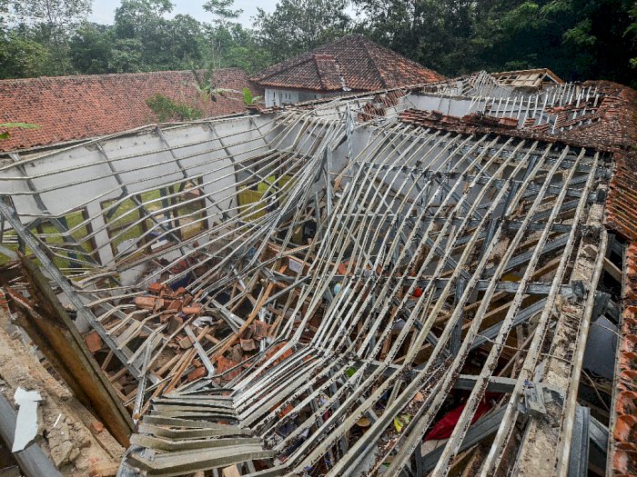 FOTO: Atap Ruang Sekolah di Ciamis Ambruk