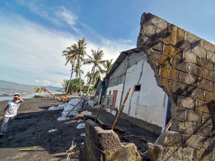 FOTO: Abrasi Mengancam Rumah di Mataram