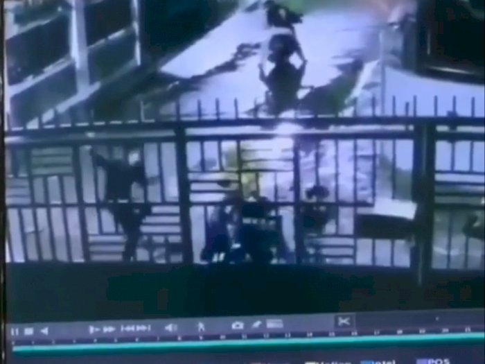 Rekaman CCTV Detik-Detik Seorang Wanita dan Anaknya Dibegal, Tangan Nyaris Putus