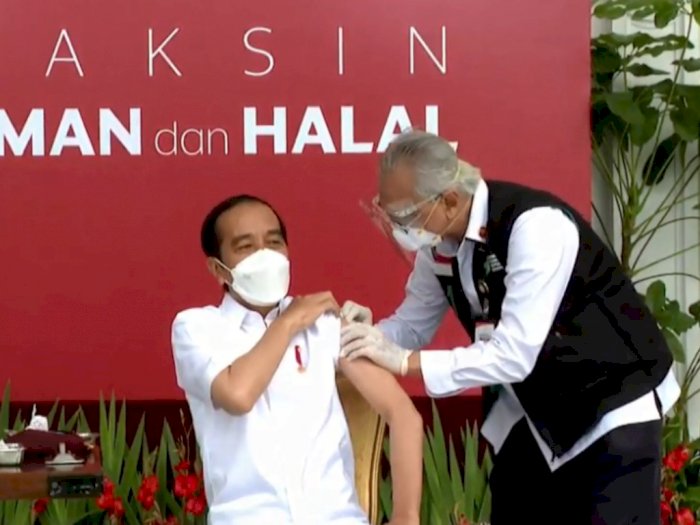 Gemetaran Saat Menyuntikkan Vaksin ke Jokowi, Prof Abdul Muthalib Jadi Sorotan Netizen