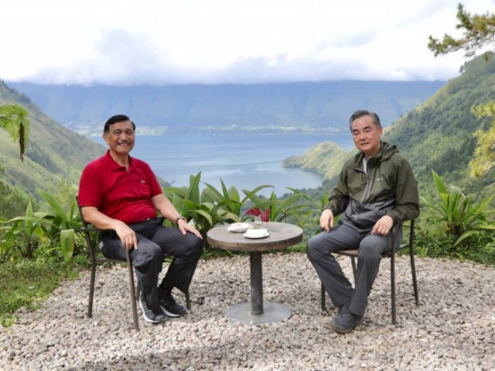 Kunjungi Indonesia, Luhut Ajak Menlu China Wang Yi Nikmati Keindahan Danau Toba