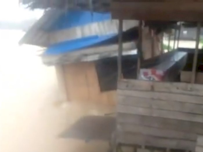 Video Detik-detik Warung Hanyut Terbawa Banjir, Masuk ke Kolong Jembatan