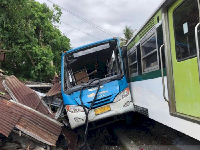 Ngeri! Kecelakaan Kereta Bandara dan Bus Trans Padang, Warung Warga Ikut jadi Korban