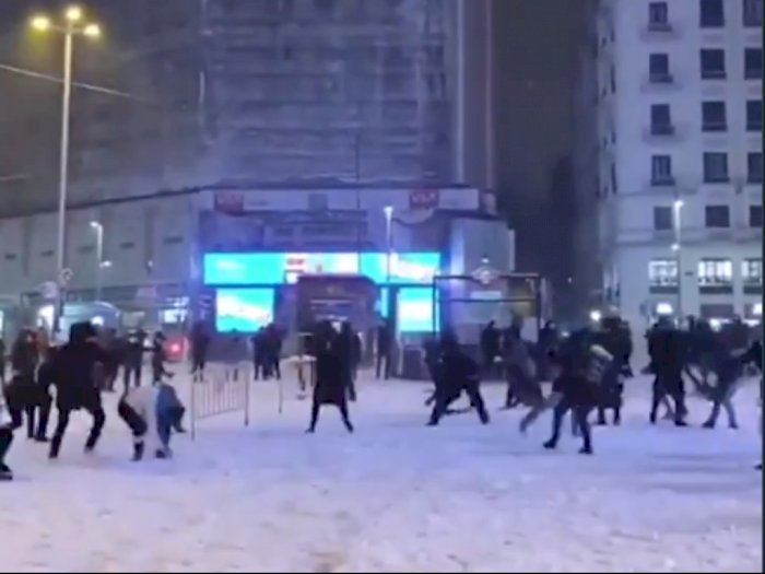 Viral Perang Bola Salju Massal di Madrid Saat Sedang Badai, Polisi Turun Tangan
