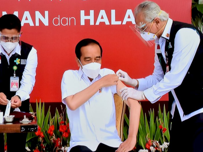 CEK FAKTA: Benarkan Vaksin yang Disuntik ke Jokowi Vitamin C? Ini Jawaban Erick Thohir