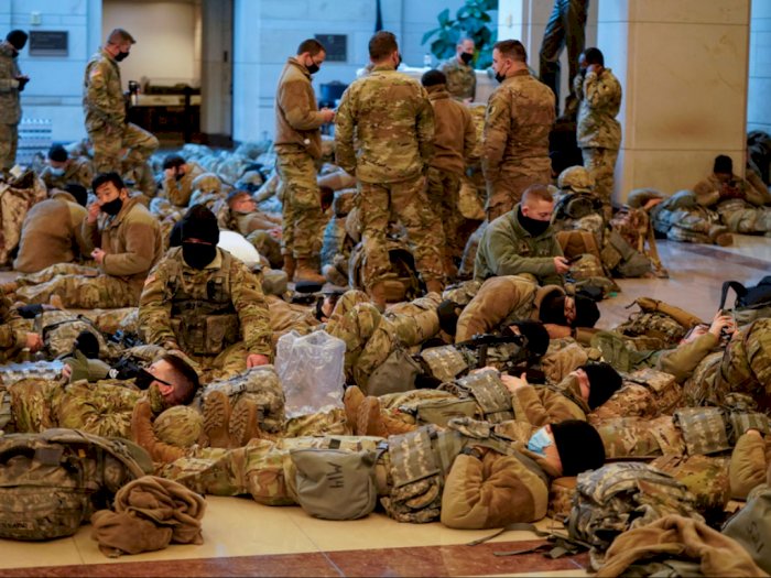 Potret Pasukan Garda Nasional AS Tertidur Lelah di Tengah Persiapan Pelantikan Joe Biden
