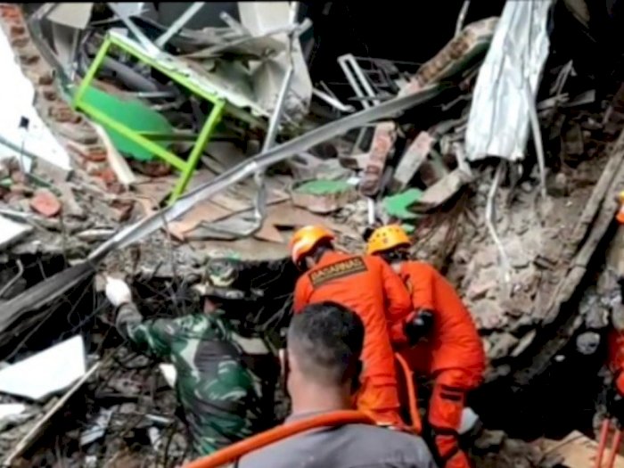 Basarnas Berusaha Evakuasi 2 Korban Gempa Mamuju yang Tertimbun Reruntuhan Bangunan 