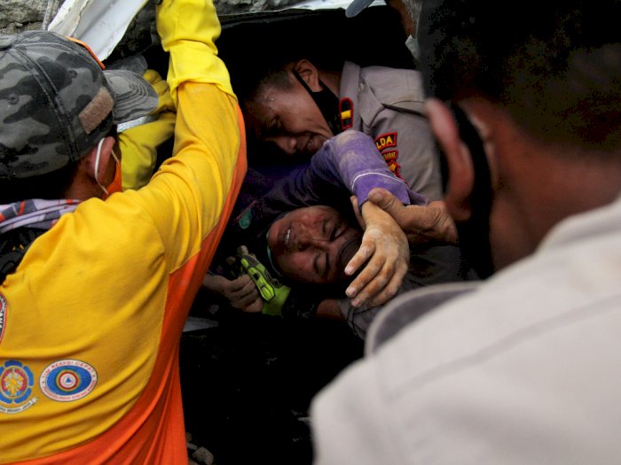 FOTO: Evakuasi Korban Gempa Bumi Sulawesi Barat