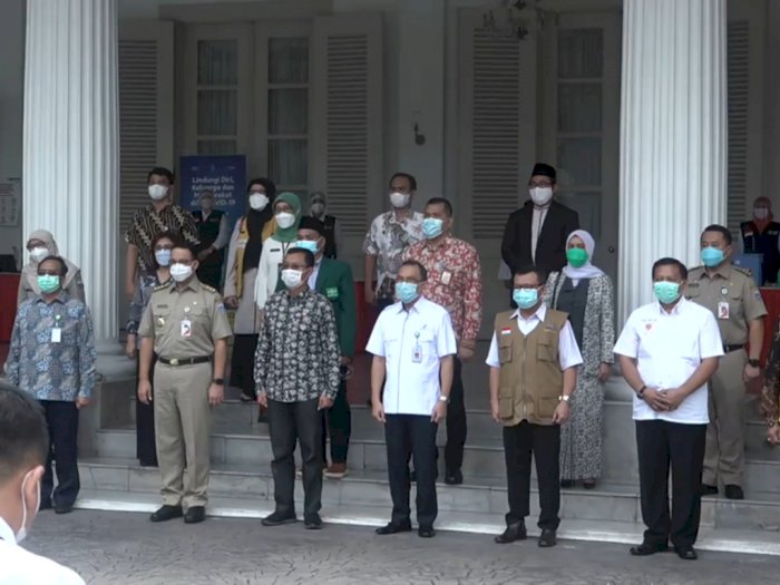 Anies Buka Vaksinasi Perdana untuk 21 Pejabat Publik dan Tokoh Agama di DKI