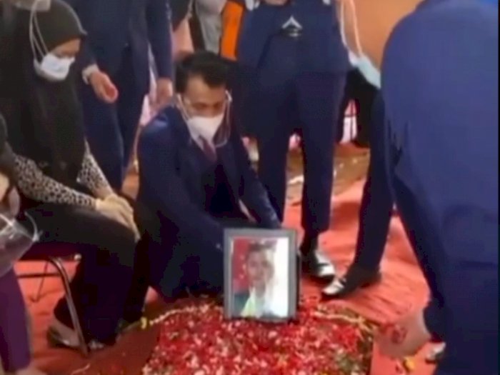 Kru Sriwijaya Beri Penghormatan Terakhir untuk Okky Bisma, Istri Almarhum Jadi Sorotan