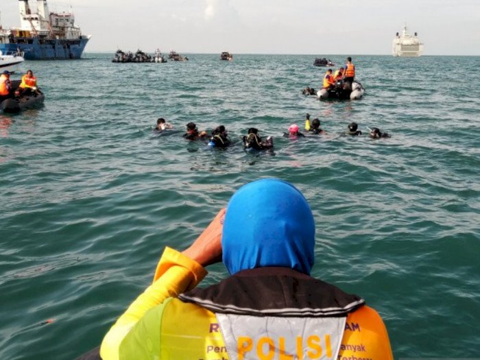 Penyelam Polri Fokus Cari Korban dan Puing Pesawat Sriwijaya Air SJ-182