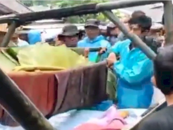 Memilukan 5 Mayat Korban Banjir Kalsel Ditemukan, Ditutup Pakai Daun Pisang