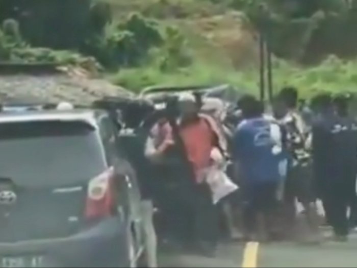  Bantuan Kurang, Warga Hadang Mobil Pembawa Logistik Gempa Mamuju dan Menjarah di Jalan