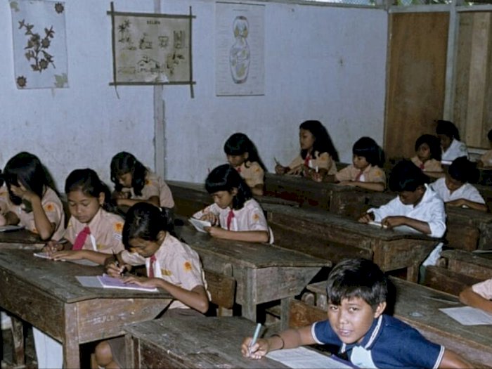 Viral Foto Suasana Kelas SD Tahun 1980, Netizen Salfok ke Siswa Baju Biru