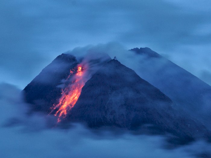 FOTO: Gunung Merapi Muntahkan Lava Pijar dan Awan Panas