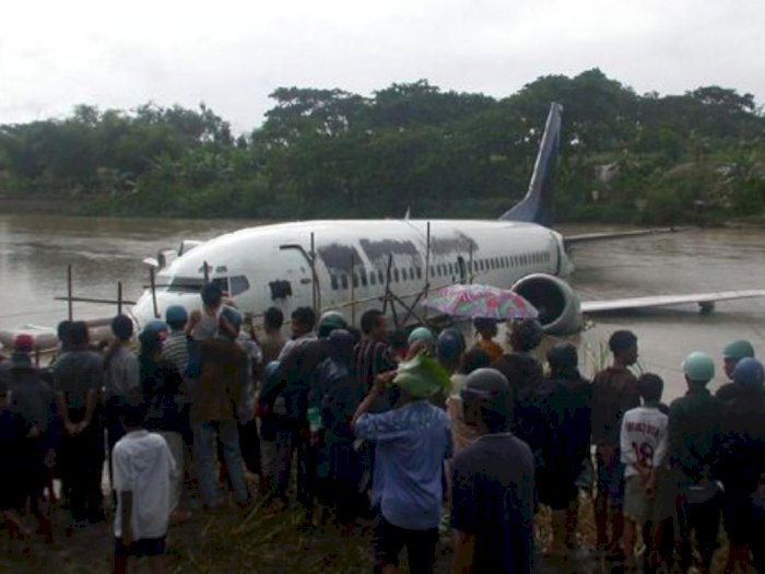 Bak Film 'Sully', Pesawat Garuda GA 421 Mendarat di Sungai Bengawan Solo 19 Tahun Lalu