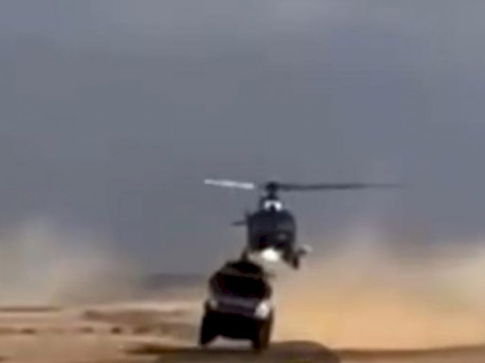 Ini Detik-detik Helikopter Terbang Rendah dan Senggol Truk Rusia!