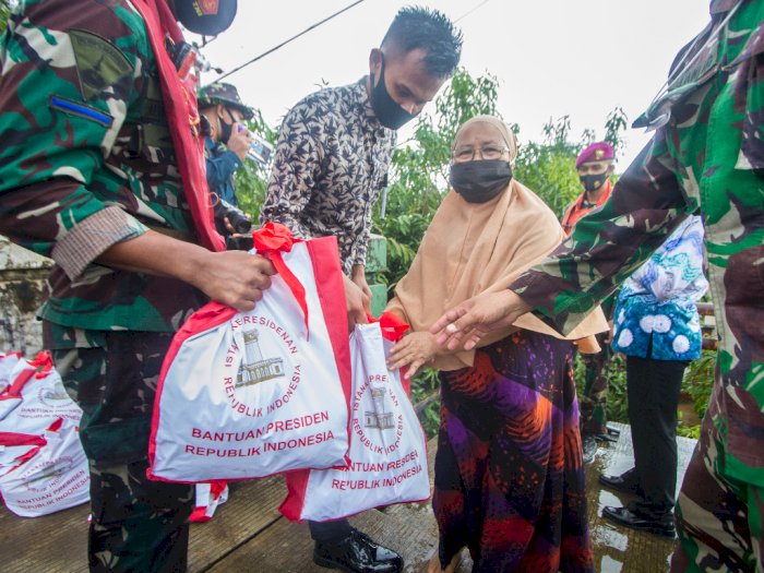 FOTO: Paket Bantuan Sembako Jokowi Untuk Korban Banjir di Kalsel