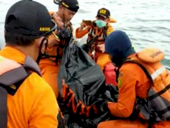 Evakuasi Korban di Titik Jatuhnya SJ182, Kapal Basarnas Tabrakan dengan Kapal Lain