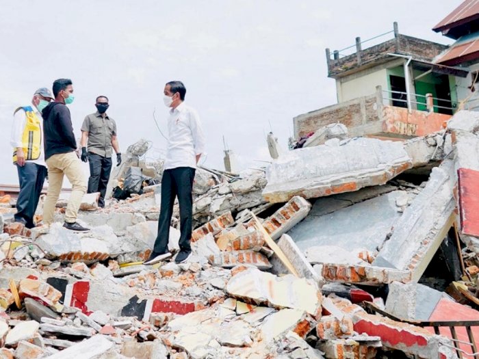 Momen Jokowi Berdiri di Atas Reruntuhan Rumah Warga Korban Gempa, Janjikan Hal Ini