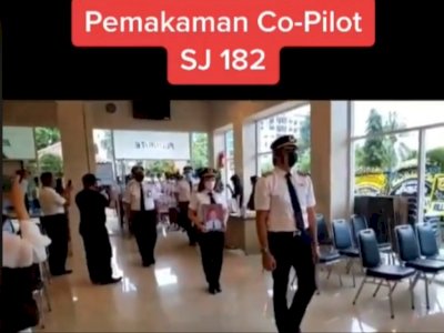 Penghormatan Terakhir untuk Jenazah Copilot Sriwijaya Air, Netizen: Kapten Afwan di Mana?