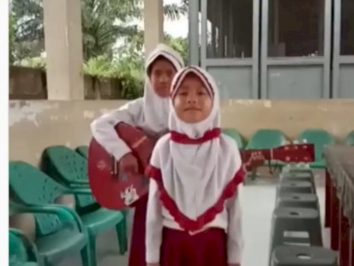 Ini Video Nyanyian Dua Anak Sekolah Dasar Untuk Presiden Tentang