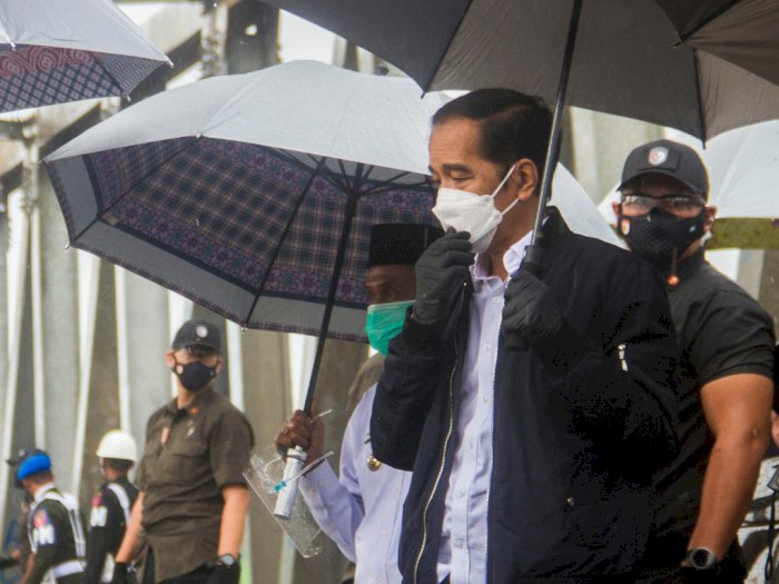 Jokowi Bagikan Donat ke Korban Banjir di Kalsel, Netizen Gaduh Pro Kontra