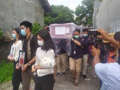 Teman Satu Kos Antarkan Jenazah Pramugari Sriwijaya Air Mia Tresetyani ke Rumah Duka