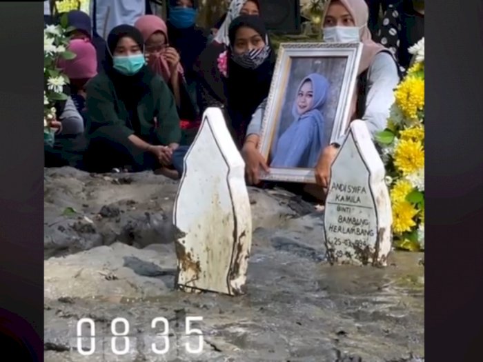 Selebgram Pontianak Syifa Kamila Dimakamkan, Adik Kandung Unggah Peti Jenazah di Ambulans