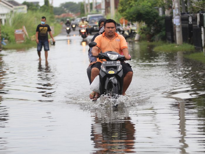 FOTO: Banjir Akibat Drainase Buruk di Indramayu