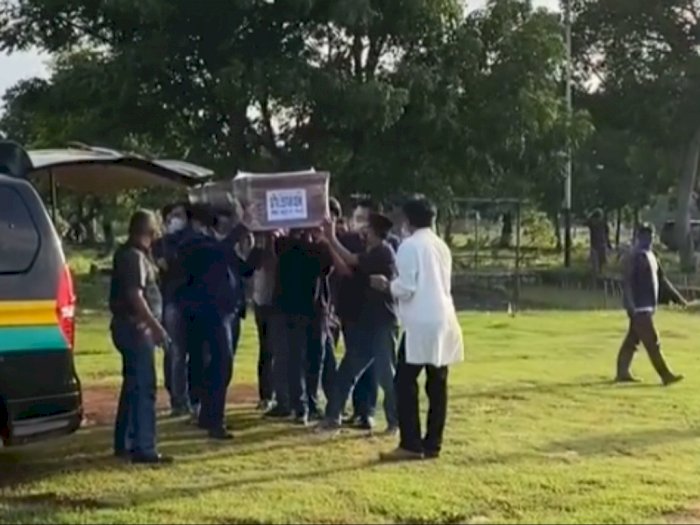 Jenazah Pramugari Gita Lestari Dimakamkan, Netizen Salfok ke Anak Kecil di Pemakaman