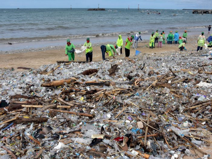 FOTO: Sampah Kiriman Akibat Cuaca Ekstrim di Bali