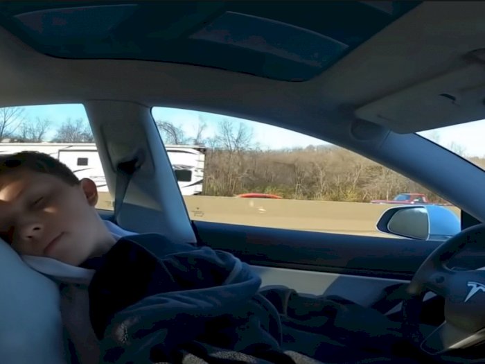 Pria Ini Nekat Tidur Rebahan ketika Tesla Model 3 Jalan dengan Autopilot