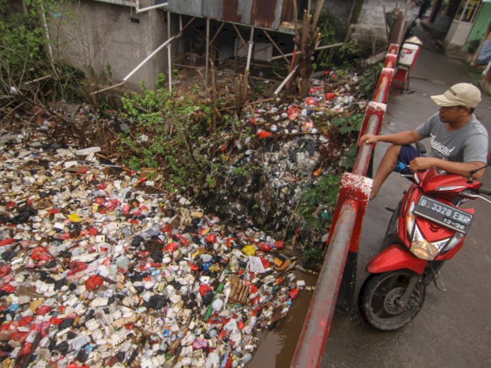 FOTO: Kali di Depok Dipenuhi Sampah